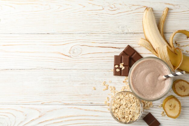 Schokoladenmilchshake auf weißem Holztisch