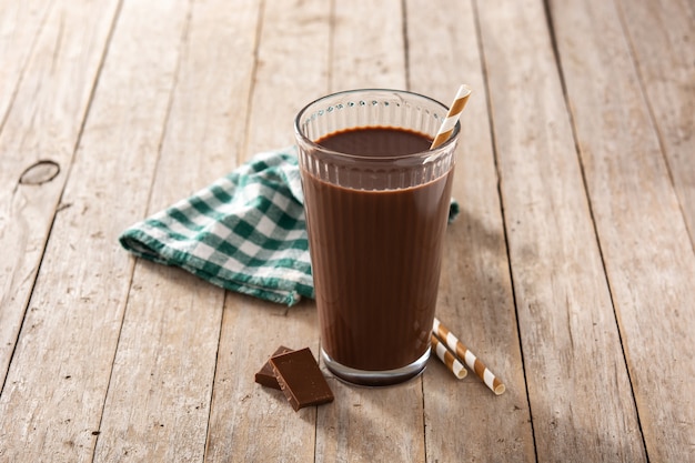 Foto schokoladenmilchshake im glas auf holztisch