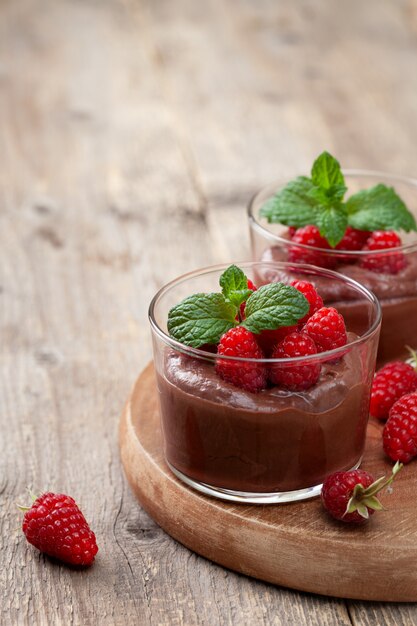 Schokoladenmousse mit Himbeeren