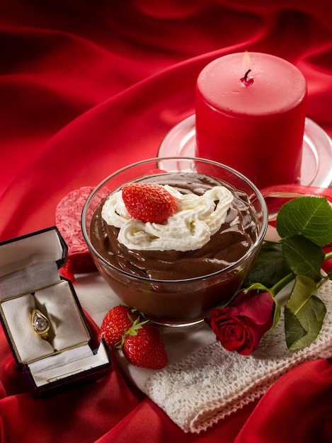 Foto schokoladenmousse mit roten rosen und diamantring-jubiläumsdessert