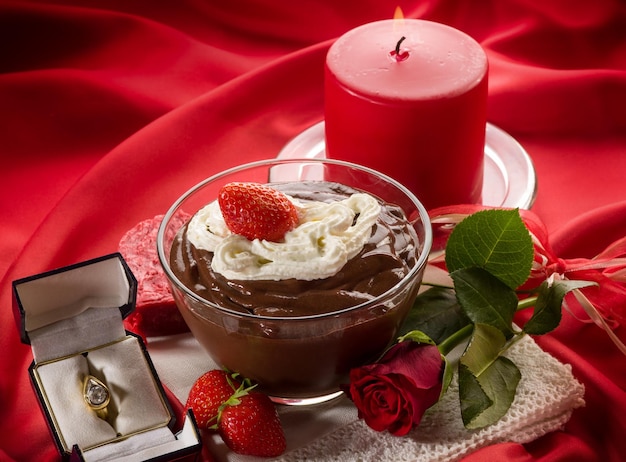 Schokoladenmousse mit roten Rosen und Diamantring-Jubiläumsdessert
