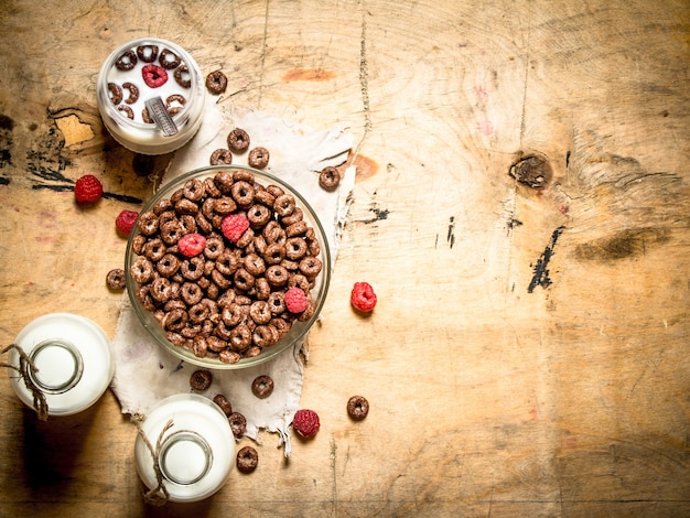 Schokoladenmüsli mit Himbeeren und Milch