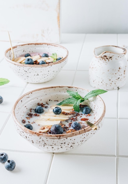 Schokoladenmüsli und Milch mit Heidelbeerbanane und Minze gesundes Essen