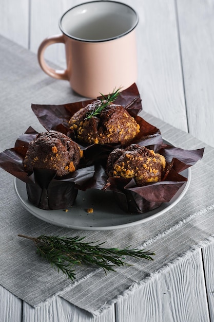 Schokoladenmuffin auf einem süßen Nachtisch des weißen Hintergrundes