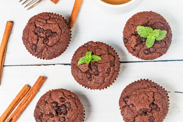 Schokoladenmuffin mit Minze auf Holztisch