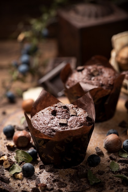 Schokoladenmuffin mit Schokoladenstückchen hautnah