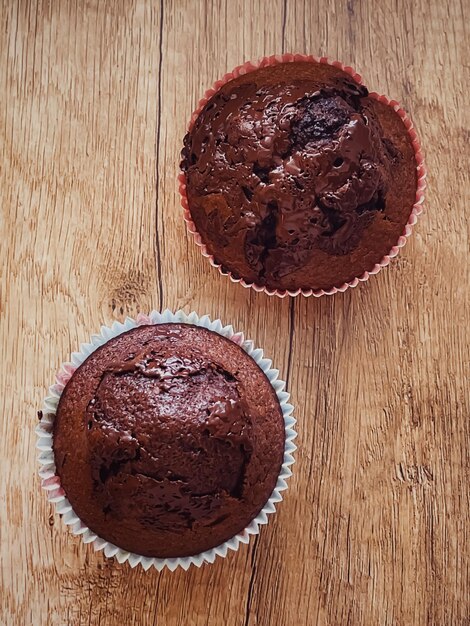 Schokoladenmuffins als süßes Dessert hausgemachte Kuchen Rezept Essen und Backen