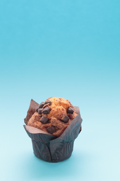 Schokoladenmuffins auf einem blauen Hintergrund mit Kopienraum.