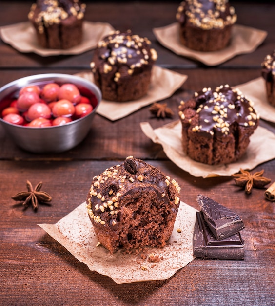 Schokoladenmuffins auf einem braunen hölzernen Hintergrund