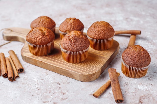 Schokoladenmuffins auf hellbraunem Hintergrund, selektiver Fokus.