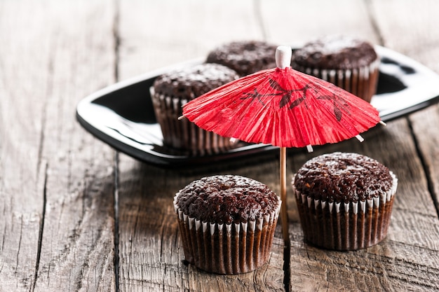 Schokoladenmuffins auf Holztisch