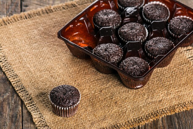 Schokoladenmuffins auf Holztisch