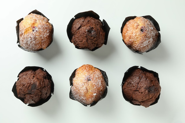 Schokoladenmuffins auf weißem Hintergrund, Ansicht von oben.