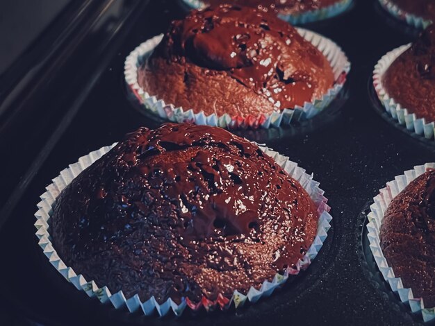 Schokoladenmuffins backen im Ofen hausgemachte Kuchen Rezept Essen und Kochen