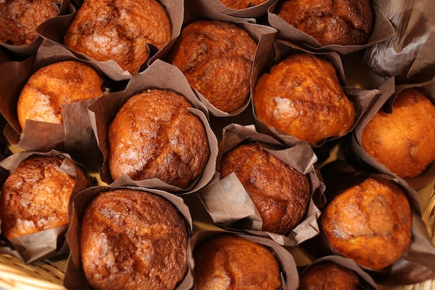 Schokoladenmuffins, hausgemachte Backwaren. Frische Schokoladenmuffins. Lebensmittelhintergrund. Muffins im Laden