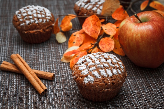 Schokoladenmuffins mit Apfelfüllung