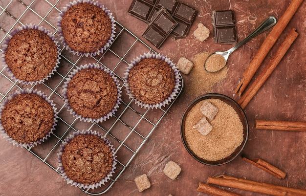 Schokoladenmuffins mit Demerara-Zucker und Zimt-Nahaufnahme
