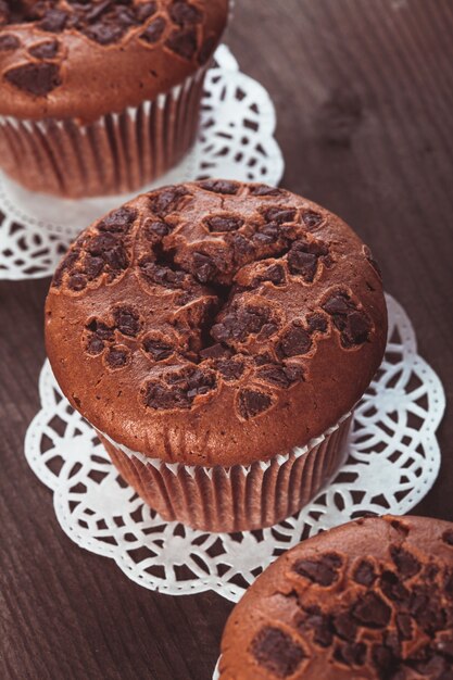 Schokoladenmuffins mit Schokoladenstückchen auf der hölzernen Hintergrundnahaufnahme