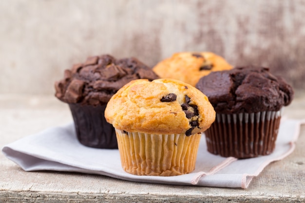 Schokoladenmuffins mit Schokoladenweinlesehintergrund