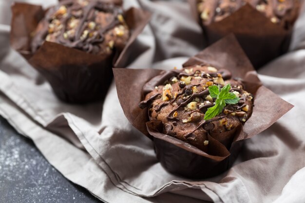 Schokoladenmuffins mit Walnüssen und Schokoladensplittern