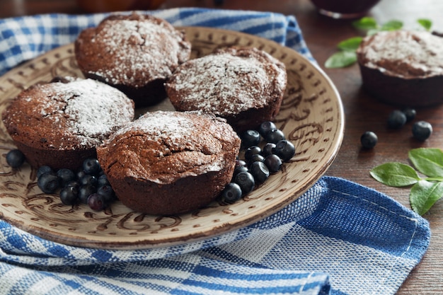 Schokoladenmuffins und blaue Beeren