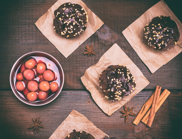 Schokoladenmuffins und ein Teller mit Kirschen