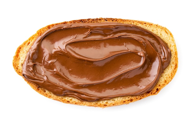 Schokoladenpaste auf einem Stück Brot, auf einem weißen Hintergrund. Der Blick nach oben.