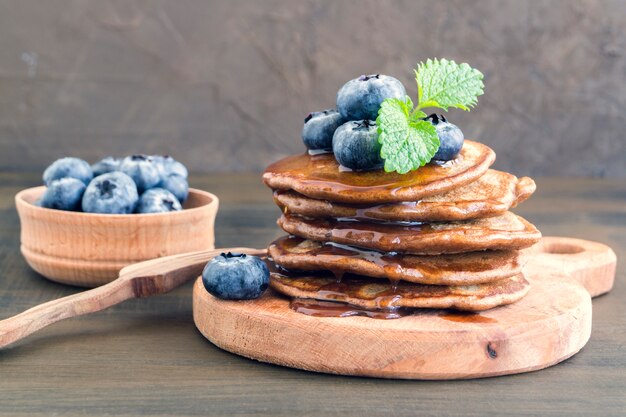 Schokoladenpfannkuchen mit Blaubeeren auf einem dunklen Hintergrund.