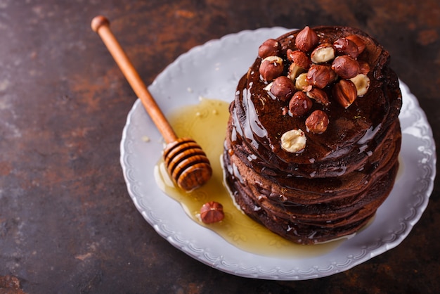 Schokoladenpfannkuchen mit Honig und Haselnüssen