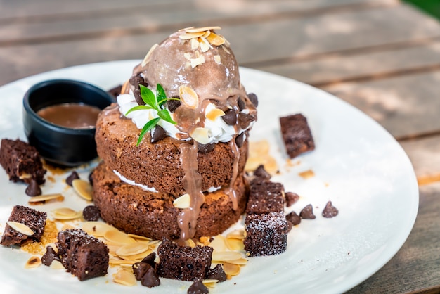 Schokoladenpfannkuchen mit schokoladeneis und brownies