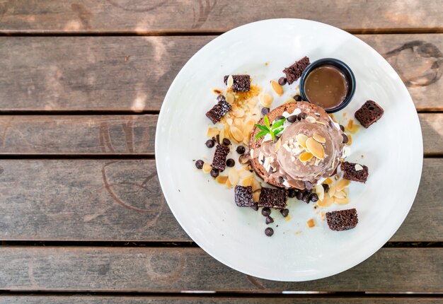 Schokoladenpfannkuchen mit Schokoladeneis und Brownies