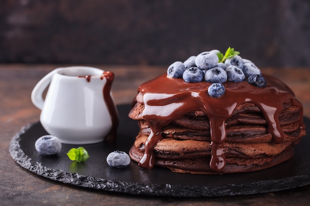 Schokoladenpfannkuchen mit Schokoladenglasur