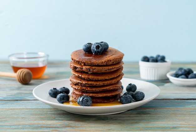 Schokoladenpfannkuchenstapel mit Blaubeere und Honig