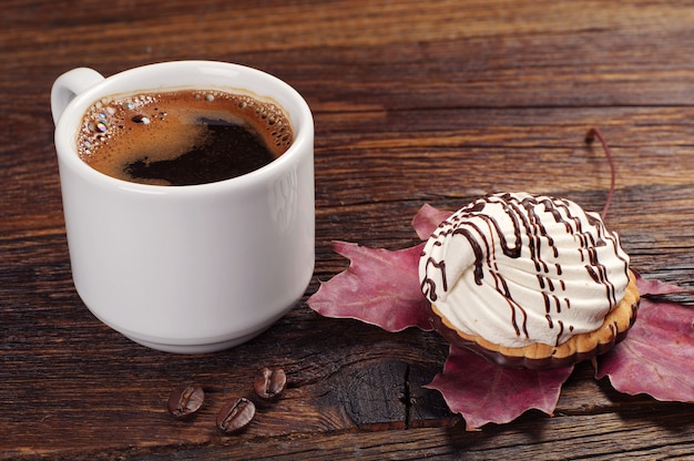 Schokoladenplätzchen mit Marshmallow und Tasse Kaffee