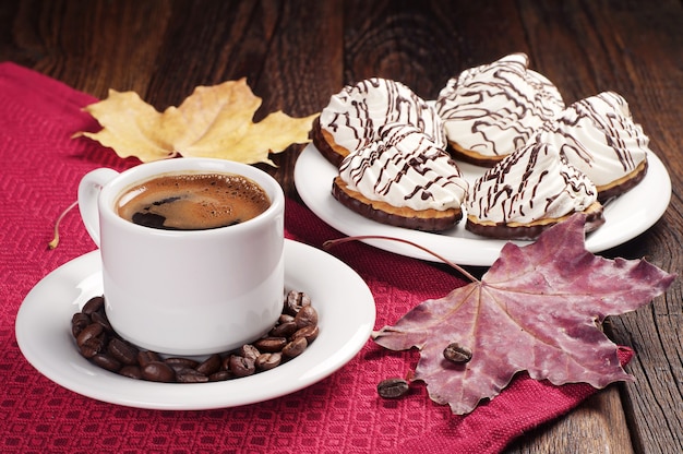 Schokoladenplätzchen mit Marshmallow und Tasse Kaffee