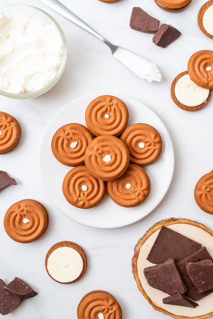 Schokoladenplätzchen mit Sahne