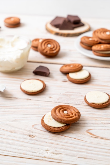 Schokoladenplätzchen mit Sahne