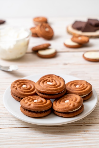 Schokoladenplätzchen mit Sahne