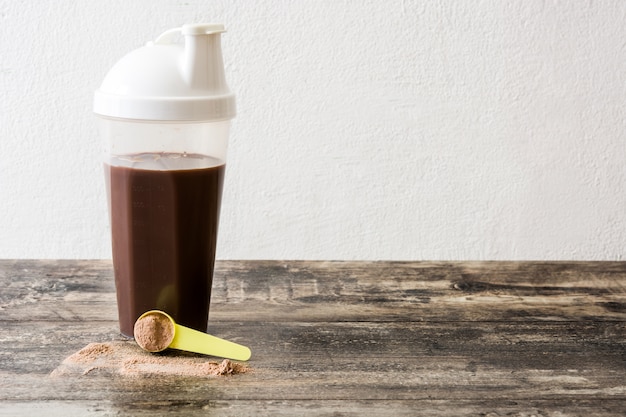 Schokoladenproteinshake auf Holztisch