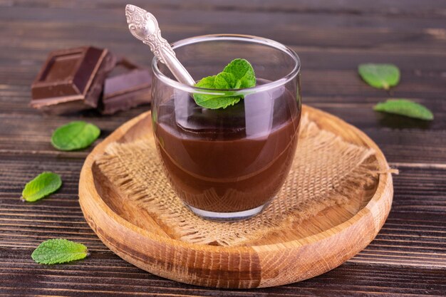 Schokoladenpudding oder in einem Glas auf einem Holztablett