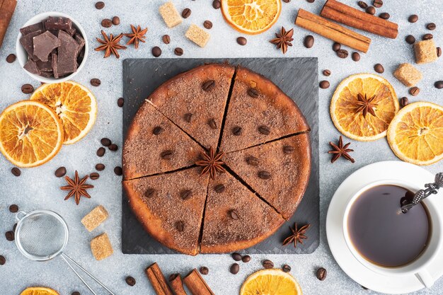 Schokoladenquarkauflauf, ganze Torte auf einem Ständer, Draufsicht, Kopierraum.