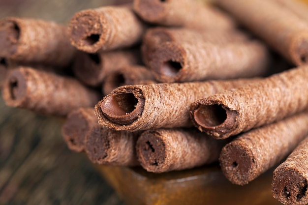 Foto schokoladenröhrchen mit schokoladenfüllung dessert aus schokoladenwaffelröhrchen mit weicher schokoladenfüllung