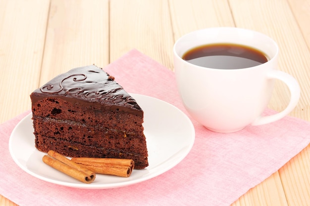 Schokoladensachertorte auf Holztisch