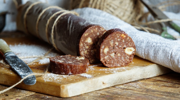 Schokoladensalami mit Keksen und Haselnüssen