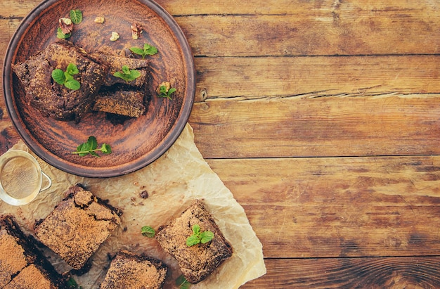 Schokoladenschokoladenkuchen, selektiver Fokus. Essen und Trinken.