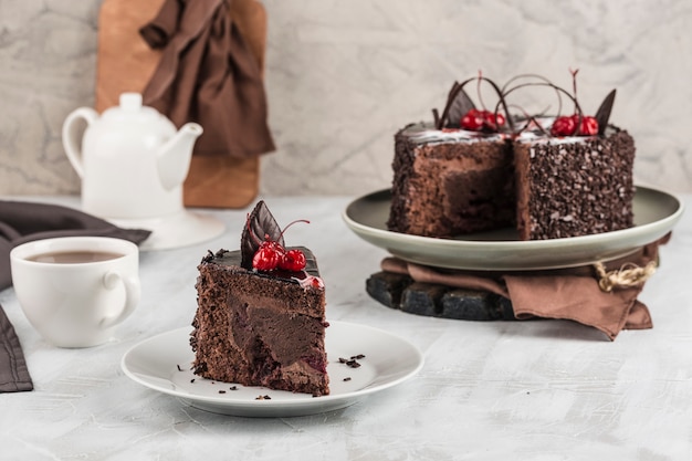 Schokoladenschwammkuchen auf einem hellen Hintergrund. Dessert für Geburtstag und Urlaub.