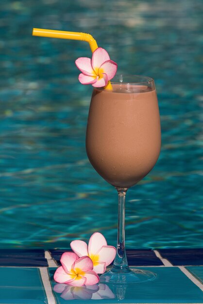 Schokoladenshake am Schwimmbad