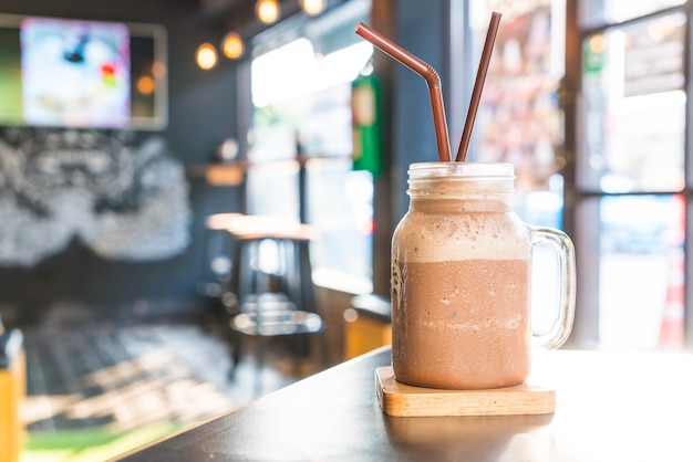 Schokoladensmoothie (Milchshake) mit Glas