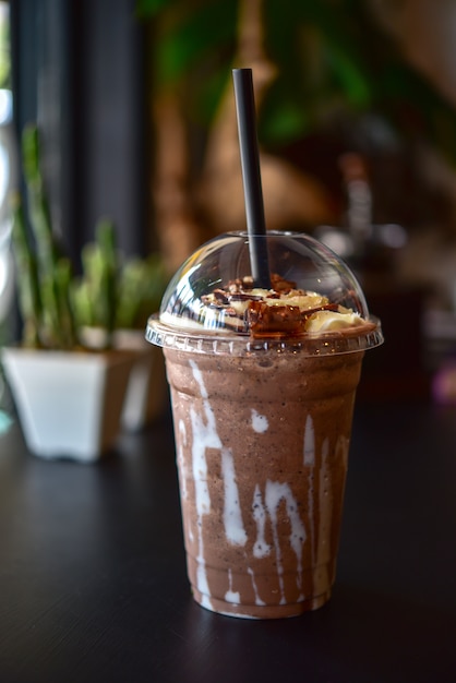 Foto schokoladensmoothie mit glas im café