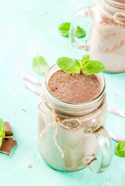 Schokoladensmoothie mit Minze und Stroh im Weckglas